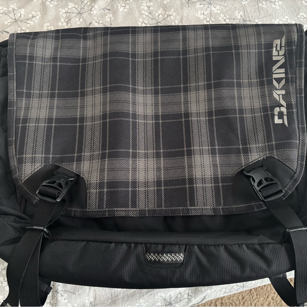 Dakine messenger bag, computer bag, travel bag, like new condition, super sharp!